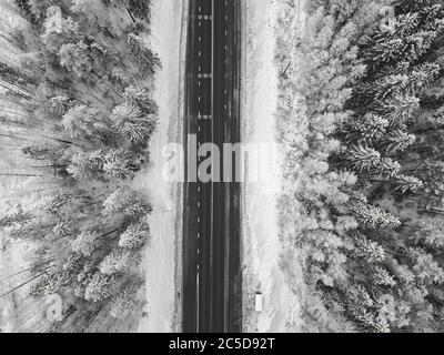 Luftaufnahme der Straße im Wald im Winter Stockfoto