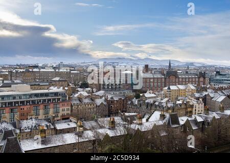 Panoramablick auf Edinburgh im Winter mit Schnee nach Süden in Richtung Blackford Hill & Pentland Hills vom Edinburgh Castle Stockfoto