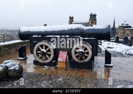 Im Winter verschneite Mons Meg Kanone im Edinburgh Castle Stockfoto