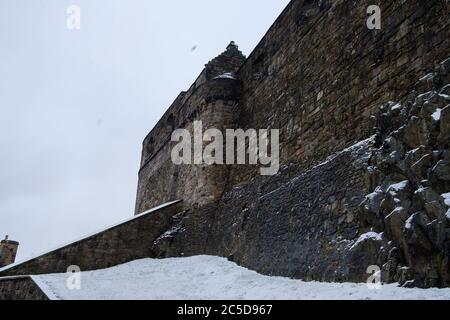 Walls of Edinburgh Castle, Edinburgh, Schottland im Winter mit Schnee auf dem Boden Stockfoto
