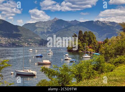 Freizeitboote liegen am Lago Maggiore bei San Nazzaro, Kanton Tessin, Schweiz Stockfoto