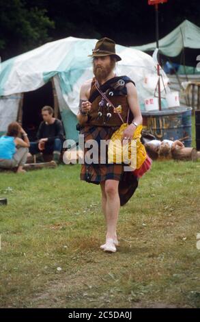 Mann in einem Kilt, Glastonbury Festival 1998, Worthy Farm Somerset, England, Vereinigtes Königreich. Stockfoto