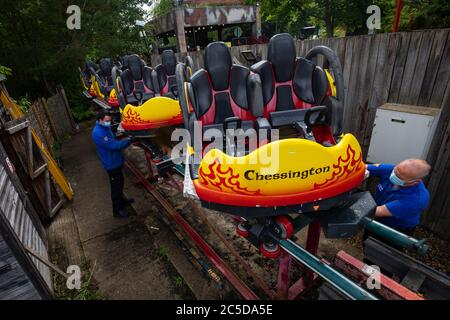 Die Ride Dragons Fury wird in Chessington World of Adventures in Surrey für den Einsatz vorbereitet, da die Mitarbeiter die letzten Vorbereitungen treffen, bevor sie die Öffentlichkeit wieder öffnen, wenn die Aufhebung weiterer Sperrbeschränkungen in England am Samstag in Kraft tritt. Stockfoto