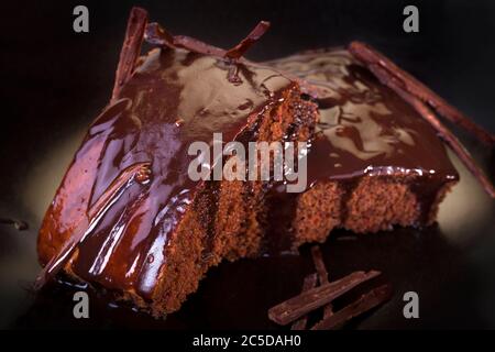 Köstliche traditionelle süße Kuchen mit Schokolade gekrönt. Hausgemachte Bäckerei und Dessert. Stockfoto