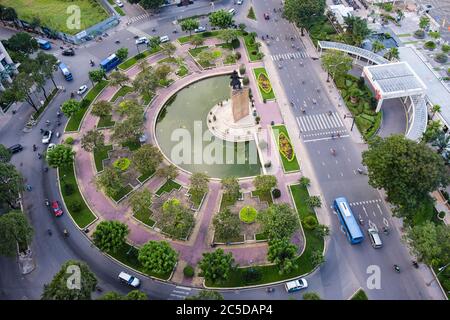Blick auf den Verkehr auf den Hauptstraßen auf dem Hafen des Siagon mit Tran Hung Đạo Statue und Wasserbus-Station W1. Ho Chi Minh City (Saigon) Vietnam Stockfoto