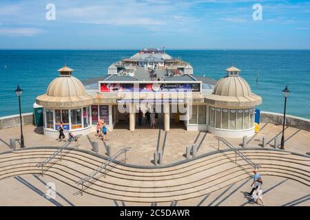 Cromer Pier Norfolk, Blick im Sommer auf die Edwardianische Ära Eingang zum Cromer Pier an der nördlichen Norfolk Küste, East Anglia, England, Großbritannien. Stockfoto