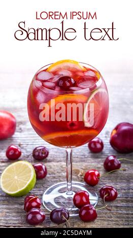 Erfrischendes Sommergetränk mit vielen verschiedenen Früchten. Kalte Sangria in einem Weinglas Stockfoto