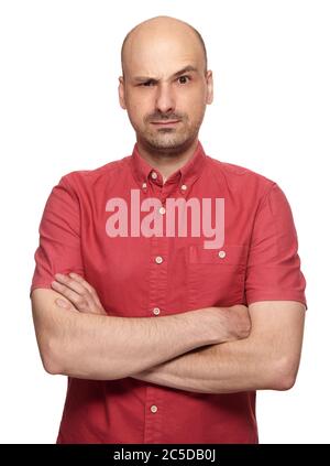 Wütend mittleren Alters kahlköpfigen Mann isoliert auf weißem Studio Hintergrund Stockfoto