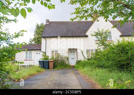 Eingang zum örtlichen gemeinderat mit einer ungeschauten und überwucherten Hecke und Garten. Viel Hadham. GROSSBRITANNIEN. Stockfoto