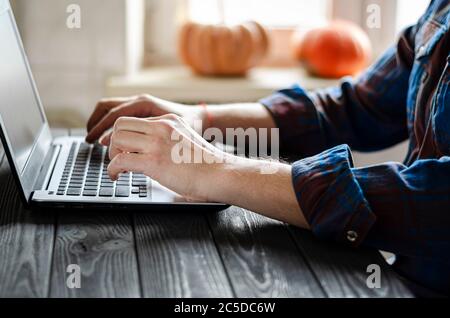 Der freiberufliche Geschäftsmann arbeitet im Home Office am Schreibtisch Stockfoto