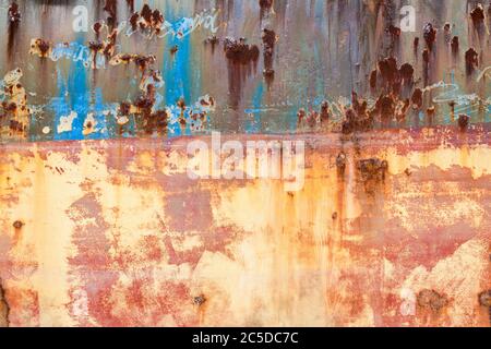 Rost bedeckt verwitterten Eisen Stahl Metall Textur Hintergrund mit rostigen Peeling Blasenfarbe Stockfoto