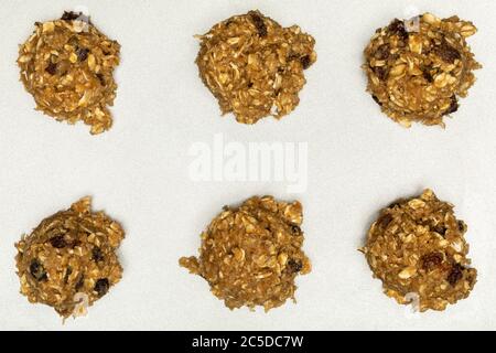 Haferflocken Raisin Plätzchen-Teigbälle Auf Backblech Stockfoto