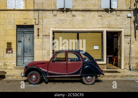 Brown Citroen 2CV Charleston Auto geparkt in der Rue Nationale, Lectoure, Gers, Frankreich Stockfoto