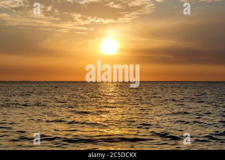 Wunderschöner Sonnenuntergang auf dem indischen Ozean in Nosy Be Island, Madagaskar Stockfoto