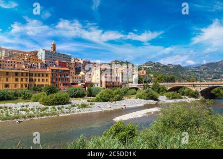 Bunte Häuser in der Altstadt von Ventimiglia in einem schönen Sommertag, Italien Stockfoto