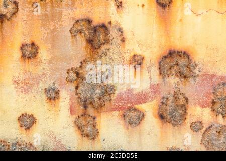 Rost bedeckt verwitterten Eisen Stahl Metall Textur Hintergrund mit rostigen Peeling Blasenfarbe Stockfoto