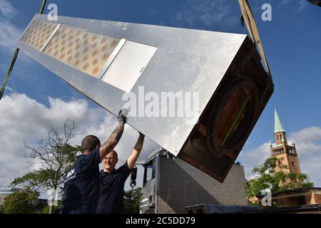 Berlin, Deutschland. Juli 2020. Arbeiter manövrieren den Solar-Obelisk 'Sharp' während seines Transports auf die Ladefläche eines Tiefladers. Auf der Oberfläche des Obelisken am Kulturforum soll das Museum des 20. Jahrhunderts errichtet werden. (To dpa 'Letzte Skulptur weicht dem umstrittenen Berliner Museum für Moderne Kunst') Quelle: Sven Braun/dpa/Alamy Live News Stockfoto