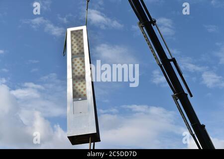 Berlin, Deutschland. Juli 2020. Arbeiter manövrieren den Solar-Obelisk 'Sharp' während seines Transports auf die Ladefläche eines Tiefladers. Auf der Oberfläche des Obelisken am Kulturforum soll das Museum des 20. Jahrhunderts errichtet werden. (To dpa 'Letzte Skulptur weicht dem umstrittenen Berliner Museum für Moderne Kunst') Quelle: Sven Braun/dpa/Alamy Live News Stockfoto