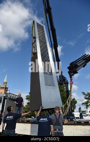 Berlin, Deutschland. Juli 2020. Arbeiter manövrieren den Solar-Obelisk 'Sharp' während seines Transports auf die Ladefläche eines Tiefladers. Auf der Oberfläche des Obelisken am Kulturforum soll das Museum des 20. Jahrhunderts errichtet werden. (To dpa 'Letzte Skulptur weicht dem umstrittenen Berliner Museum für Moderne Kunst') Quelle: Sven Braun/dpa/Alamy Live News Stockfoto