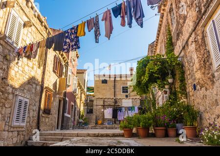 Kleidung hängt in den Straßen der Altstadt von Dubrovnik, Kroatien Stockfoto