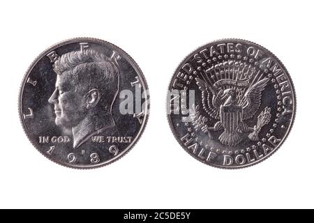 USA Half Dollar Nickel Münze (50 Cent) datiert 1989 mit einem Bild von Präsident John Kennedy Vorderseite und einem Weißadler Reverse Cut-out und isoliert auf einem w Stockfoto