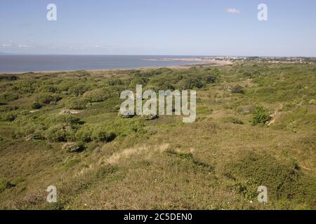 Blick von einem Hügel in Merthry Mawr warren National Nature Reserve Glamorgan Heritage Coast mit Porthcawl in der Ferne Stockfoto