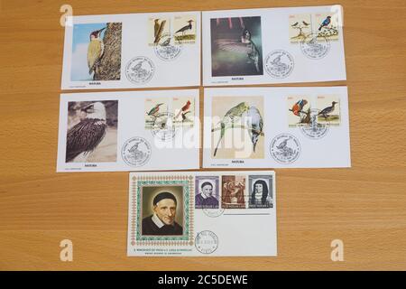 5-er Satz von Gedenkpostkarten mit Briefmarken aus der Vatikanstadt, von denen 4 ein Vogelmotiv haben Stockfoto