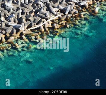Betonpausengewässer an der Hafenküste. Wellenbrecher Stockfoto