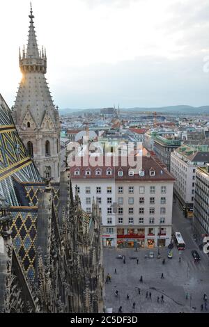 Blick auf die Wiener Altstadt vom Stephansdom, Stephansdom Stockfoto