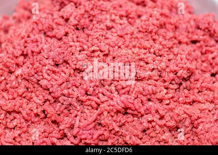 Hackfleisch. Gehacktes Fleisch durch manuelle Fleischwolf Nahaufnahme. Kopieren Sie Platz auf dem Hintergrund von Hackfleisch. Kochen Hackfleisch aus frischem Fleisch, Bac Stockfoto