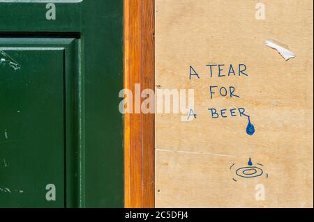 Cork, Irland. Juli 2020. Graffiti auf einem vernagelten Pub in Cork City scheint darauf hinzuweisen, dass der Schriftsteller ein Bier trinken könnte. Quelle: AG News/Alamy Live News Stockfoto
