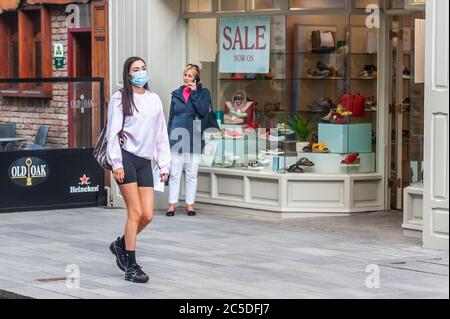 Cork, Irland. Juli 2020. Eine Frau trägt eine Gesichtsmaske in Cork City, um sich vor Covid-19 zu schützen. Quelle: AG News/Alamy Live News Stockfoto