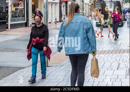 Cork, Irland. Juli 2020. Eine Frau trägt eine Gesichtsmaske in Cork City, um sich vor Covid-19 zu schützen. Quelle: AG News/Alamy Live News Stockfoto