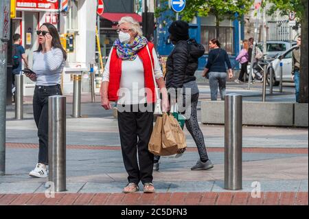 Cork, Irland. Juli 2020. Eine Frau trägt eine Gesichtsmaske in Cork City, um sich vor Covid-19 zu schützen. Quelle: AG News/Alamy Live News Stockfoto