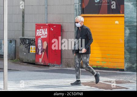 Cork, Irland. Juli 2020. Eine Frau trägt eine Gesichtsmaske in Cork City, um sich vor Covid-19 zu schützen. Quelle: AG News/Alamy Live News Stockfoto