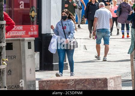 Cork, Irland. Juli 2020. Eine Frau trägt eine Gesichtsmaske in Cork City, um sich vor Covid-19 zu schützen. Quelle: AG News/Alamy Live News Stockfoto