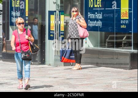 Cork, Irland. Juli 2020. Eine Frau trägt eine Gesichtsmaske in Cork City, um sich vor Covid-19 zu schützen. Quelle: AG News/Alamy Live News Stockfoto