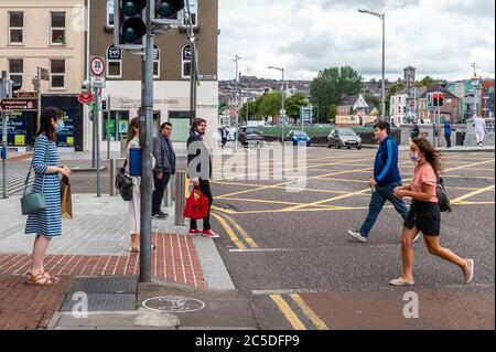 Cork, Irland. Juli 2020. Menschen tragen Gesichtsmasken in Cork Stadt, um sich gegen Covid-19 zu schützen. Quelle: AG News/Alamy Live News Stockfoto