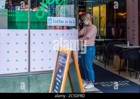 Cork, Irland. Juli 2020. Eine Frau trägt eine Gesichtsmaske in Cork City, um sich vor Covid-19 zu schützen. Quelle: AG News/Alamy Live News Stockfoto