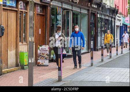 Cork, Irland. Juli 2020. Ein Paar trägt Gesichtsmasken in Cork Stadt, um sich gegen Covid-19 zu schützen. Quelle: AG News/Alamy Live News Stockfoto