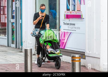 Cork, Irland. Juli 2020. Eine Frau trägt eine Gesichtsmaske in Cork City, um sich vor Covid-19 zu schützen. Quelle: AG News/Alamy Live News Stockfoto