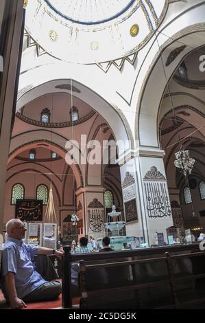 Bursa, Türkei - 25. Juni 2011: Innenansicht der Großen Moschee Ulu Cami in Bursa, Türkei. Die große Moschee ist die größte Moschee in Bursa und ein Wahrzeichen Stockfoto