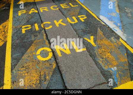 Paketabholung nur Schild auf Straße vor Australien Fair Shopping Centre, Gold Coast, Queensland, Australien gemalt. Stockfoto