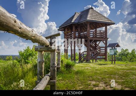 Polen Podkarpackie Bieszczady, Aussichtspunkt Bircza. Zäune um den Aussichtspunkt, Aussichtsturm in der Ferne. Stockfoto