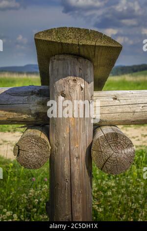 Polen Podkarpackie Bieszczady, Aussichtspunkt Bircza. Zäune um den Aussichtspunkt, Detailansicht. Stockfoto