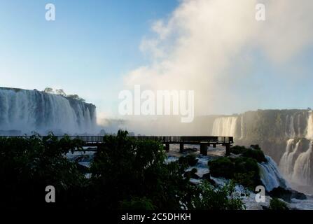 Wassersprühnebel, der vom Devils Throat Wasserfall über die Aussichtsplattform bei den Iguacu Falls, Brasilien, Südamerika, steigt Stockfoto