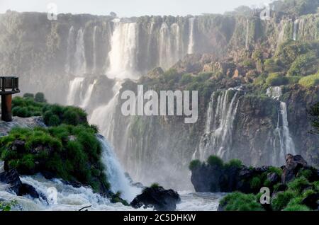 Tobende Ströme von Wasser, die über die Iguacu Wasserfälle, Brasilien, strömen Stockfoto