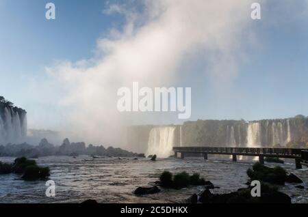 Wassersprühnebel, der vom Devils Throat Wasserfall über die Aussichtsplattform bei den Iguacu Falls, Brasilien, Südamerika, steigt Stockfoto