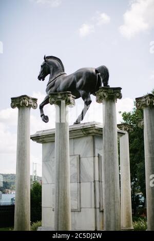 Istanbul / Türkei - 08.31.2019: Pferdestatue. Es ist schwarz und majestätisch. Stockfoto