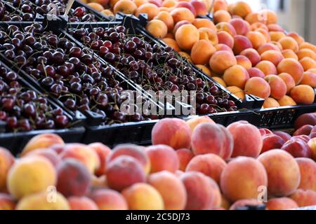 Kirschen, Pfirsiche, Nektarinen und Aprikosen auf dem Markt. Obst-Muster Stockfoto